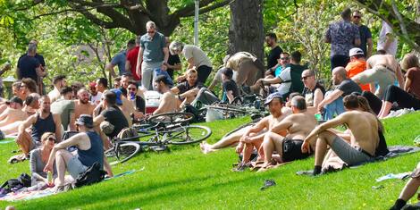 GEN- La gente disfruta del buen tiempo en el parque La Fontaine en Montreal Hubo multitudes el sábado en La Fontaine Park en Montreal. Pero pocas máscaras y distanciamiento físico. Dadas las recomendaciones federales de salud pública, es probable que los espacios verdes sigan siendo muy populares este verano.