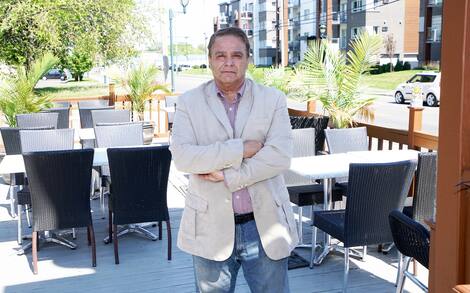 GEN-Retrato de M Renaud Poulin, propietario del Bar La Chope en Châteauguay GEN-Retrato de M Renaud Poulin, propietario del Bar La Chope en Châteauguay