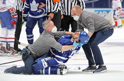 Tavares quitte la patinoire sur une civire | JDM Tavares quitte la patinoire sur une civire | JDM