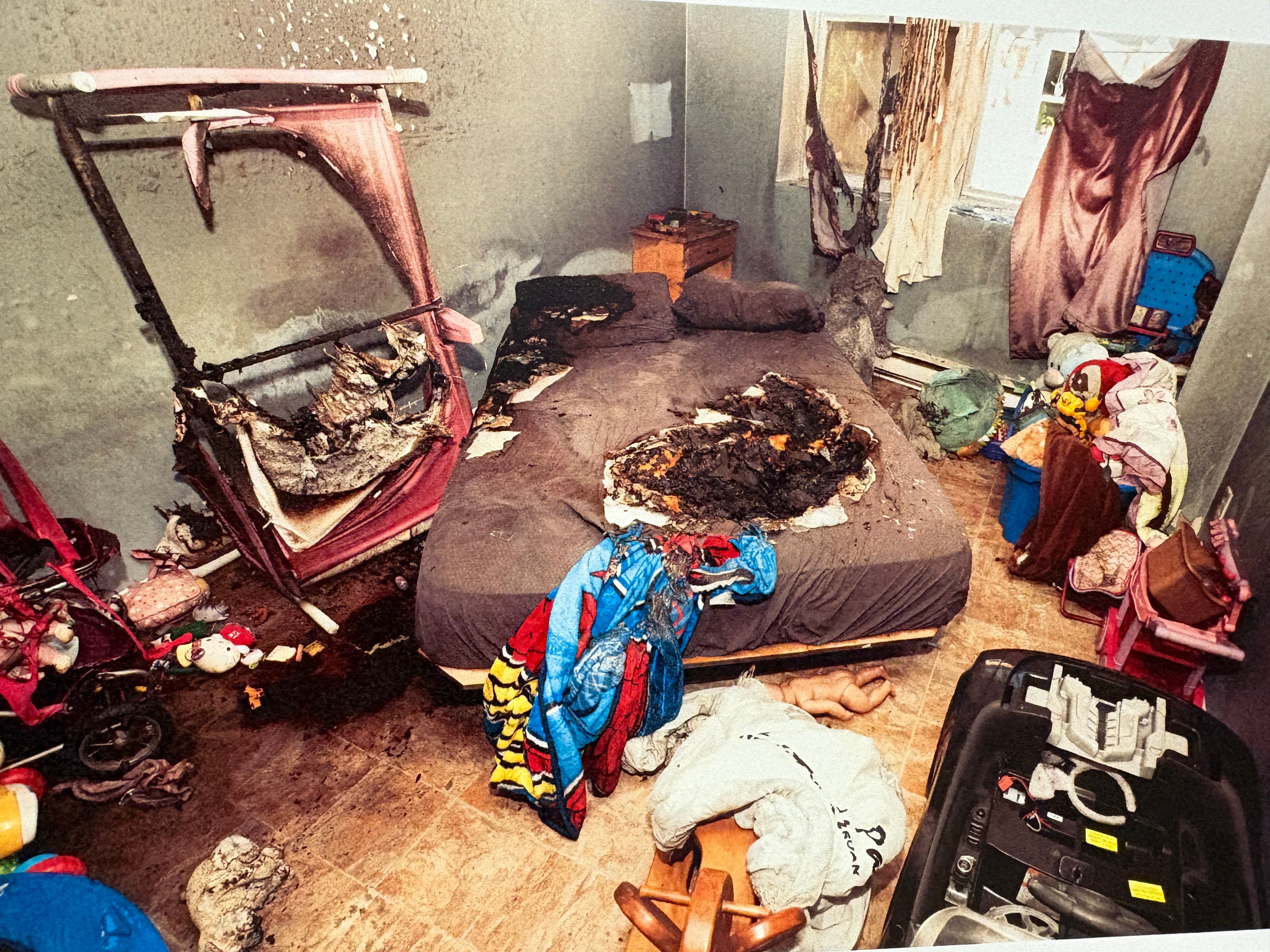 Photo de l’appartement où Jason Pothier-Martin a lancé deux cocktails Molotov le 20 août 2022 à Lévis, les objets incendiaires atterrissant dans une chambre où dormaient deux enfants. Une fillette de 3 ans a subi de graves blessures dans la tragédie. L’incendie a ravagé le petit lit rose où dormait la fillette et a provoqué d’importants dommages dans la pièce.