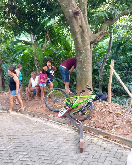 chute à bicyclette dans un fossé