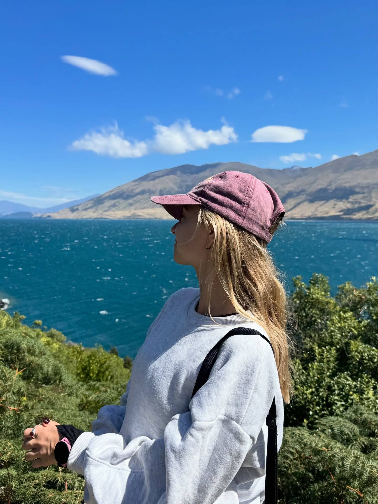 Elle se dévoile au naturel en voyage