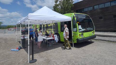 En cette belle journée de la fête des Pères, le Vaccin-O-Bus s’est rendu à la baie de Beauport, dimanche, pour offrir ses services.