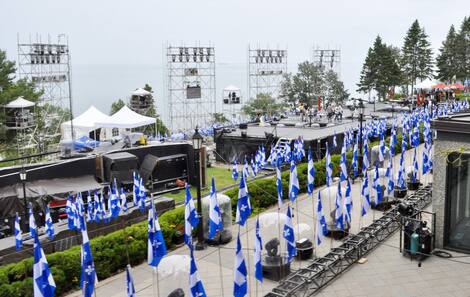 Repetitions National Day 2021 Unlike last year, in Trois-Rivieres, we see Quebec flags on screen.
