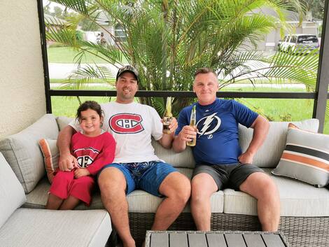 Canadien Savannah Larivière, son père Jean-Benoit Girard, et Martin Bouffard. Les deux amis assisteront à la première rencontre à Tampa.