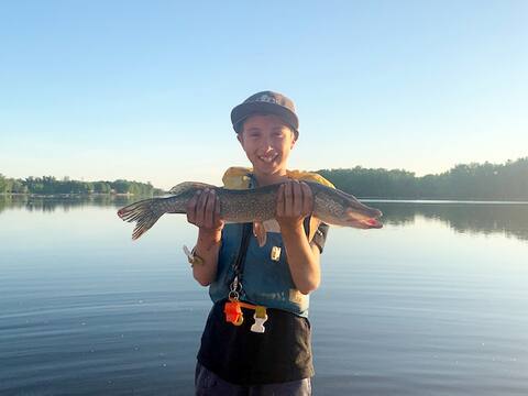 On peut facilement apprendre les règles de base et devenir un vrai mordu. Il suffit d’essayer l’activité pour l’apprécier. Sur ce cliché, on peut voir Alexis Blondin, très heureux d’avoir déjoué ce beau brochet.