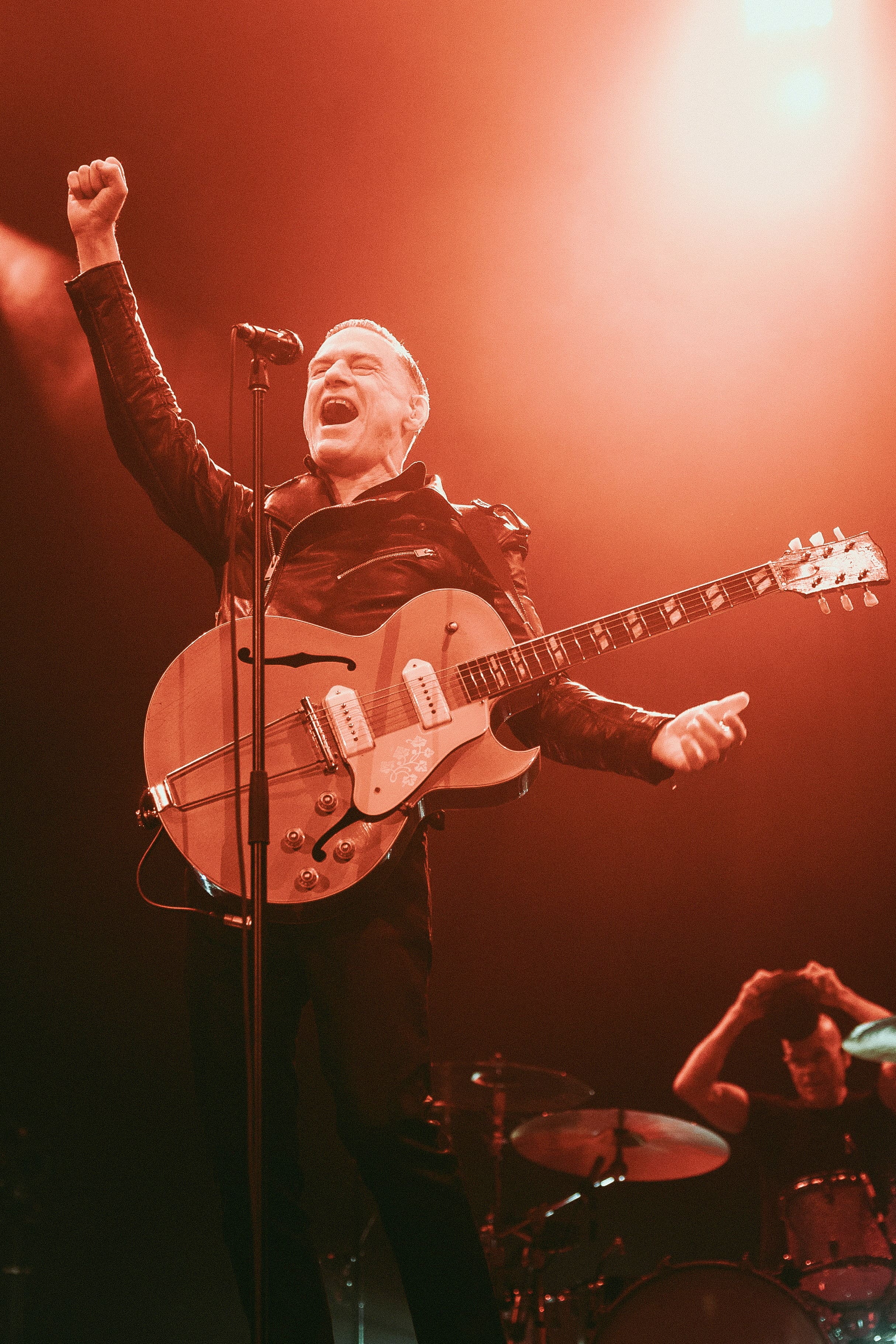 Bryan Adams a toujours le Qu&eacute;bec tatou&eacute; sur le c&oelig;ur