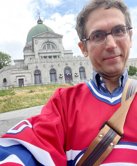 François Vincent François Vincent après avoir monté à genoux les marches de l’oratoire Saint-Joseph dans l’espoir de stimuler une victoire.