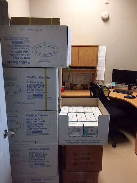 Las máscaras transparentes para ventanas se amontonan Se amontonan máscaras transparentes