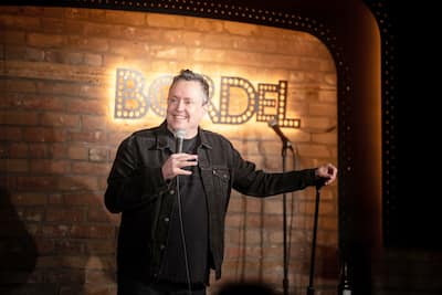 Los seis copropietarios del Bordel Comedy Club cuando se lanzó en abril de 2015: Charles Deschamps, Louis-José Houde, François Bellefeuille, Mike Ward, Martin Petit y Laurent Paquin.