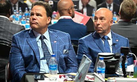 Jeff Gorton et Kent Hughes, vus ici lors du repêchage de juillet 2022, auront beaucoup à faire au cours des prochaines semaines.