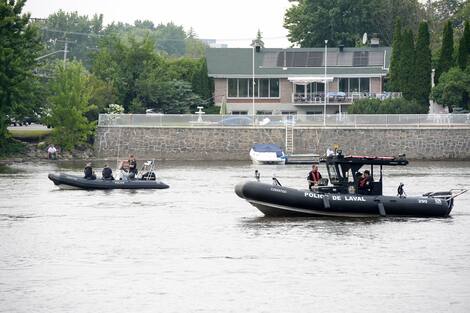 FD-RECHERCHES-CORPS-MEURTRIER Deux bateaux des services de police de Montréal et de Laval effectuaient des recherches sur la rivière des Prairies mardi soir, possiblement pour retrouver le corps du suspect du 14e féminicide de l’année. Celui-ci qui aurait sauté à l’eau lundi après le drame survenu dans le quartier Parc-Extension, à Montréal.