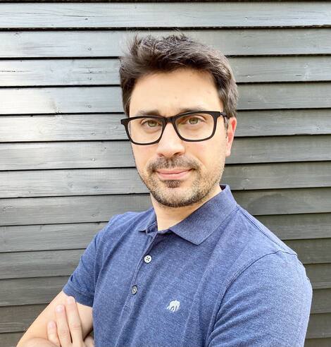 Simon Arbor, Caroline Cantine, Daniel Corseli Dr. Daniel Corselli, quien salvó a Simon de un golpe de calor con un nuevo tratamiento.