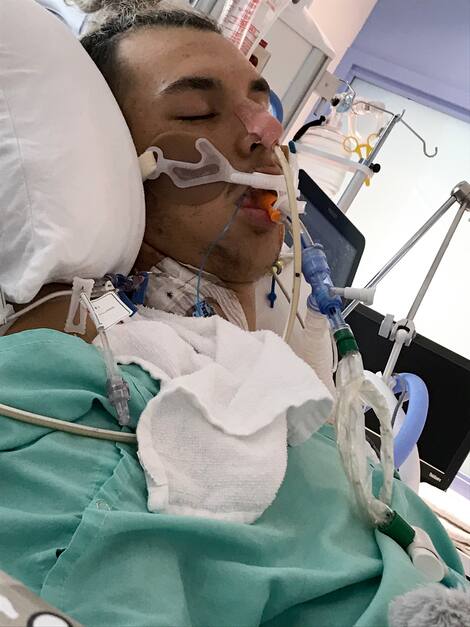 Simon Arbor, Caroline Cantine, Daniel Corseli Simon mientras estaba intubado el año pasado en el University Hospital Center de Montreal.