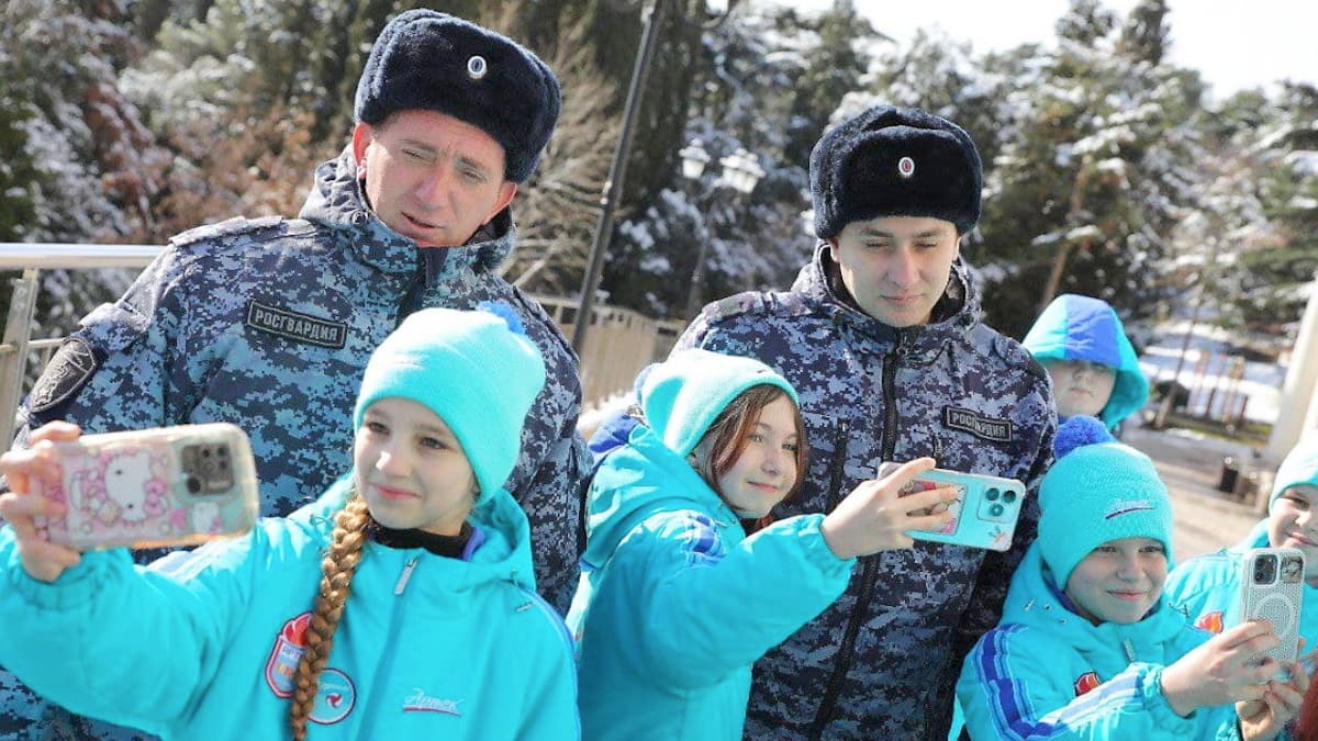 La Russie offre à des ados montréalaises un séjour dans un camp de propagande en Crimée