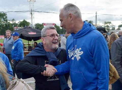 Le maire Régis Labeaume était de fort bonne humeur hier soir en compagnie de Michel Laplante, président des Capitales.