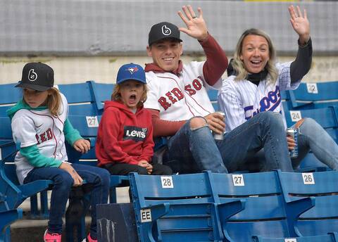 Comme plusieurs autres, la famille Larochelle a profité du retour du baseball pour revenir s’amuser au Stade Canac.