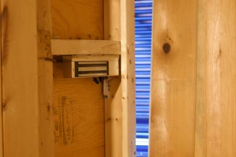 The offender's home in Wal-des-Montes, in Outois, was filled with secret temporary caches activated by the electromagnets in which he had his weapons.