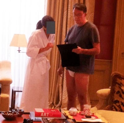 Peter Mandelson de cueca com uma jovem de roupão de banho.