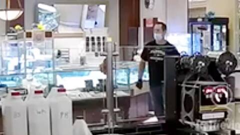 e suspect capté par une caméra de surveillance quelques secondes avant le meurtre.