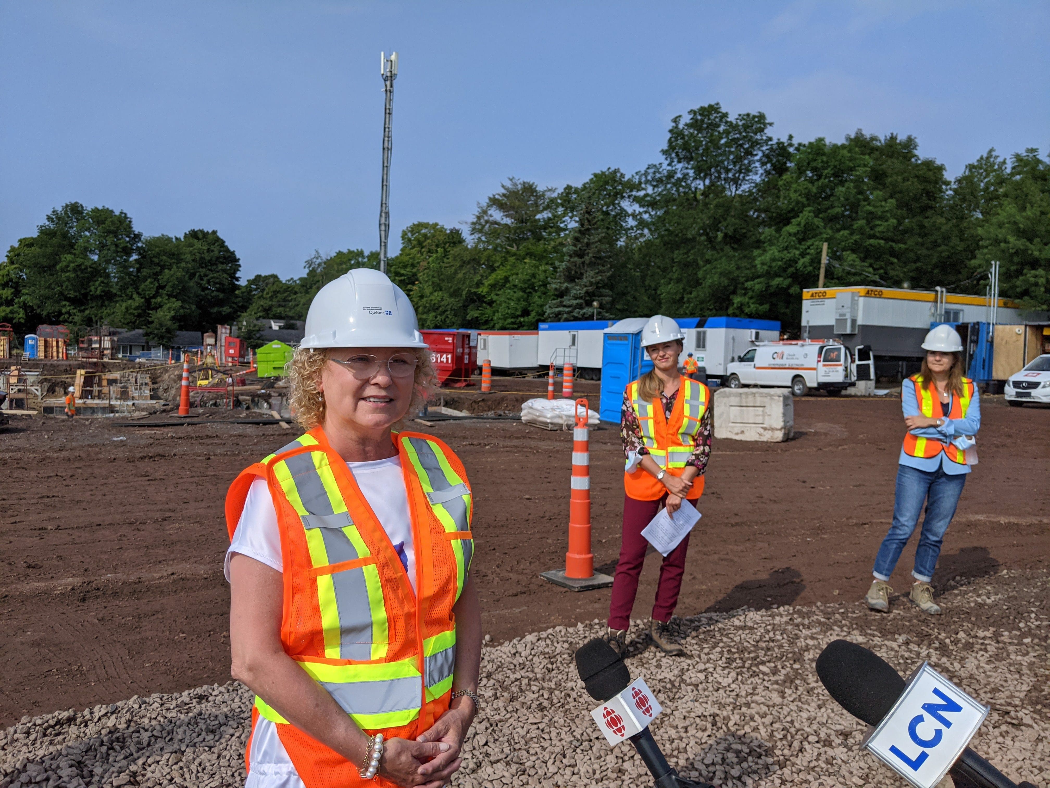 En 2021, la ministre responsable des Aînés et des Proches aidants, Marguerite Blais a procédé à la pelletée de terre protocolaire lançant la construction de la Maison des aînés et alternative de Sainte-Foy.