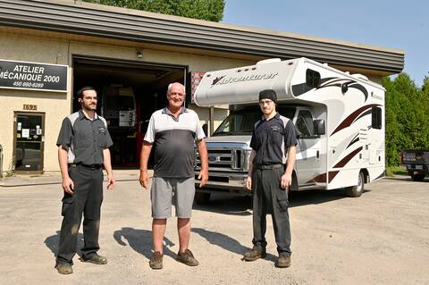 Sylvain Vezeau, propriétaire d’un garage spécialisé, entouré de ses employés : son fils Samuel Vezeau et Benoit-Olivier Dubuc. Ils ont été fort occupés cet été en raison des demandes de dépannage de touristes.