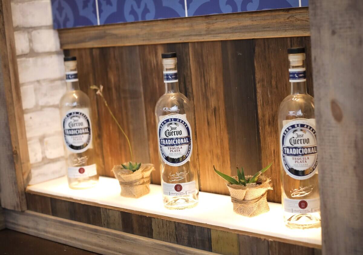 Une &eacute;l&egrave;ve de maternelle distribue de la t&eacute;quila &agrave; ses camarades de classe