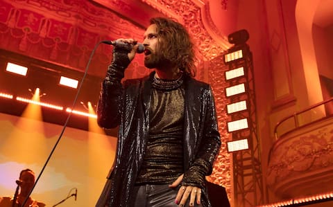 Dans Chaos, une tragédie marquera le concert d’INVO (Simon Morin). Comment les victimes et leurs familles vivront-elles cet événement dramatique ?