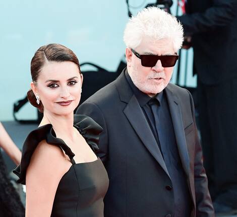 ITALY-CINEMA-VENICE-FILM-FESTIVAL-MOSTRA Penelope Cruz et Pedro Almodovar sur le tapis rouge lors de l’ouverture du 78<sup>e</sup> festival.
