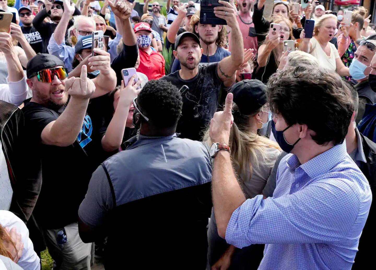 Pierres lancées sur Justin Trudeau: un membre du Parti populaire du Canada exclu