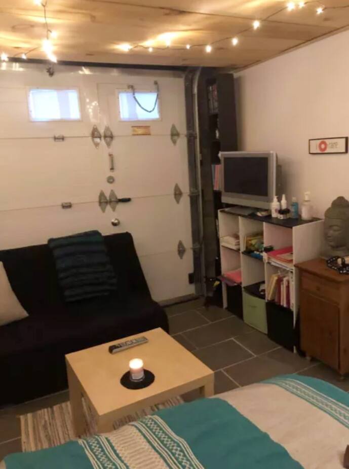 Une porte est intégrée dans l’entrée du garage.