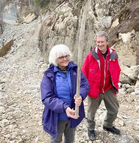 Louis Croton and Jean Gowdett, an Estonian couple, are concerned about the development of a wide road at the head of Mount Alls.