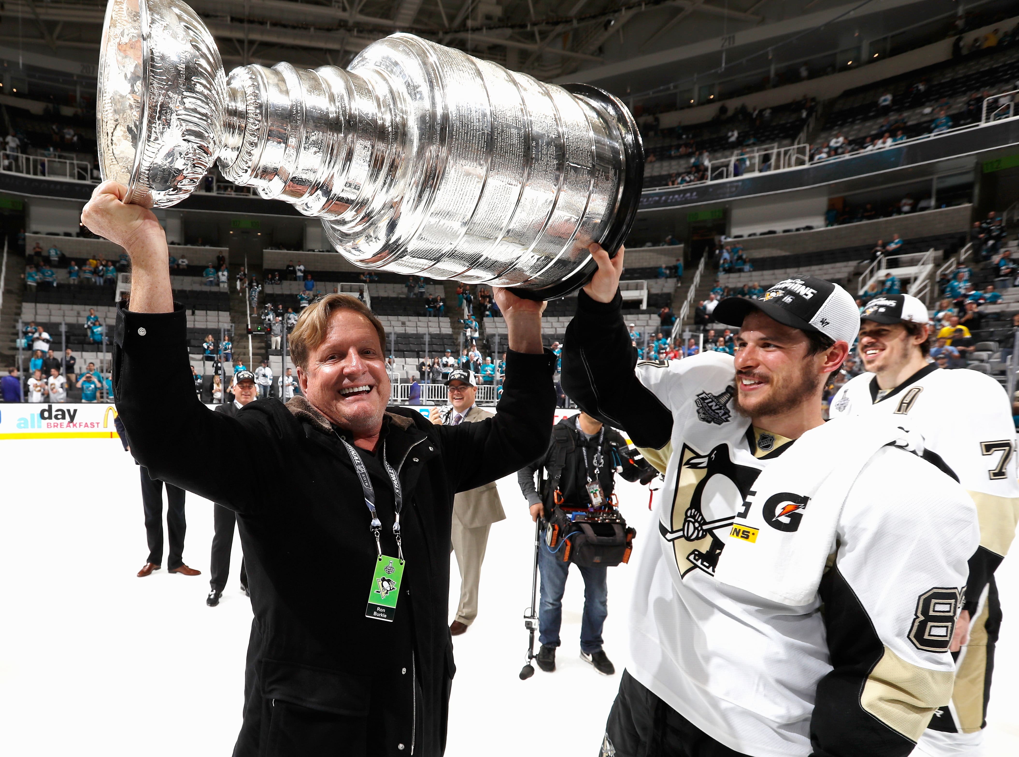 Burkle, co-proprietário da equipe dos Penguins de Pittsburgh do LNH, descobriu que Epstein tinha um interesse pelas minas, de acordo com os documentos de Epstein.