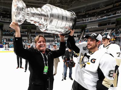 Burkle, co-proprietário da equipe dos Penguins de Pittsburgh do LNH, descobriu que Epstein tinha um interesse pelas minas, de acordo com os documentos de Epstein.