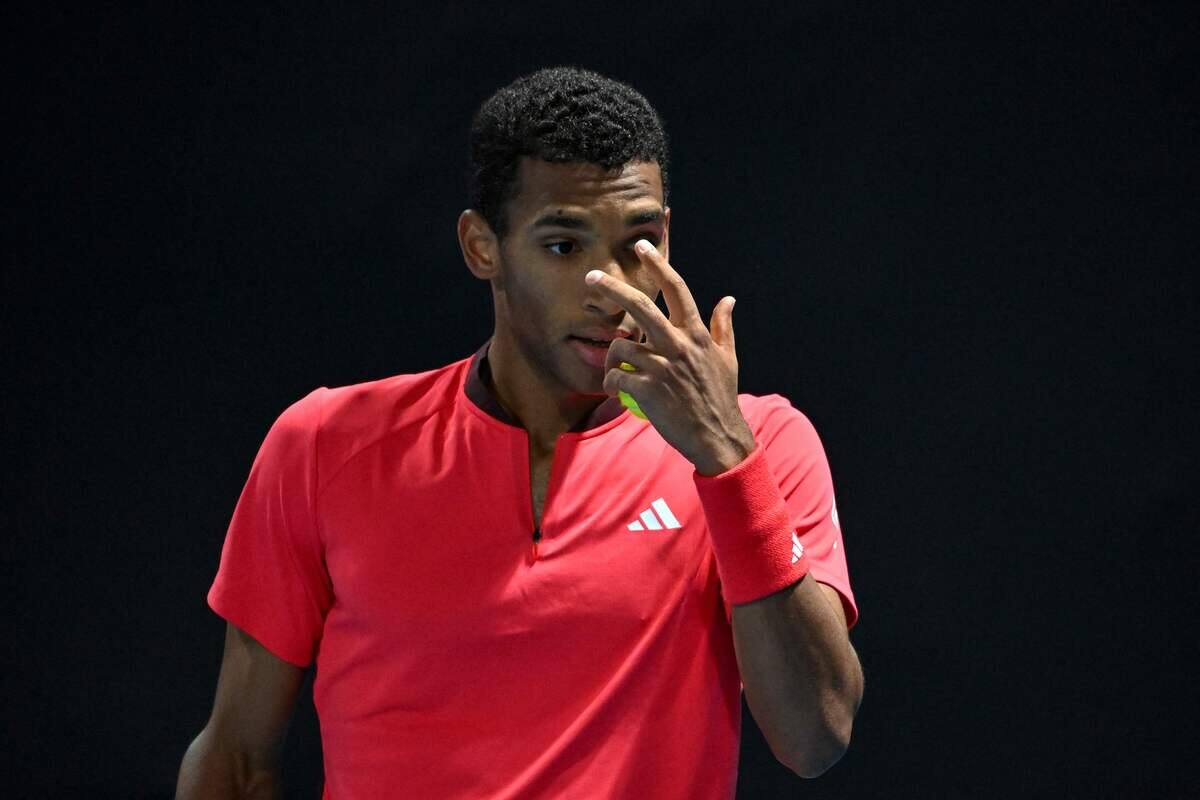 Félix Auger-Aliassime durante su partido de segunda ronda ante el español Alejandro Davidovich Fokina, la noche del martes al miércoles, en el Abierto de Australia