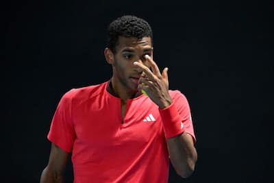 Félix Auger-Aliassime durante su partido de segunda ronda ante el español Alejandro Davidovich Fokina, la noche del martes al miércoles, en el Abierto de Australia