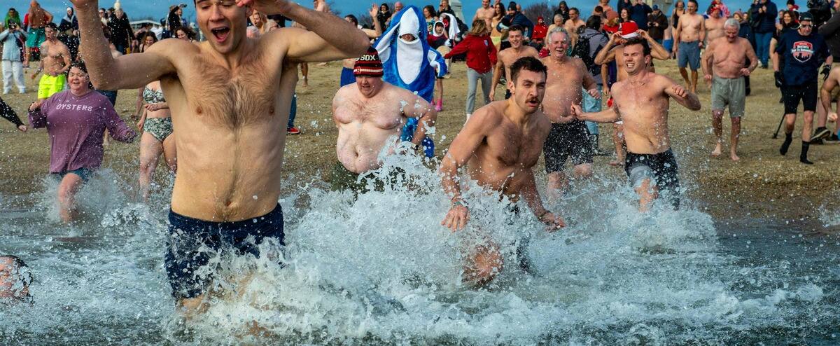 À Boston, des nageurs «ours polaires» plongent dans l'eau glacée pour fêter 2024