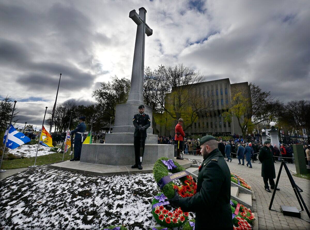 [EN IMAGES] Sobre c&eacute;r&eacute;monie du Souvenir au centre-ville de Qu&eacute;bec