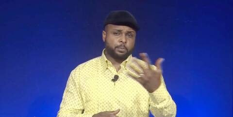 Plus de 1000 personnes ont écouté en direct Paul Mukendi samedi, dont on voit ici une capture d’écran de sa vidéo Facebook. De nombreux adeptes du pasteur ont continué de l’encenser durant sa déclaration.