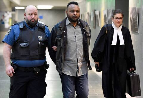 Menotté, Mukendi avait été escorté à sa sortie du palais de justice de Québec, le 27 février 2020, après avoir reçu une peine de huit ans de prison.