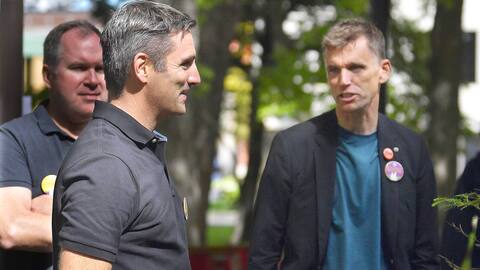 Mayor candidates Bruno Marchand (strong and proud Quebec) and Jean-Franకోois Gosselin (Quebec 21) had a friendly exchange during a single-citizen event in the Montcolm-Saint-Sacramento district on Saturday.