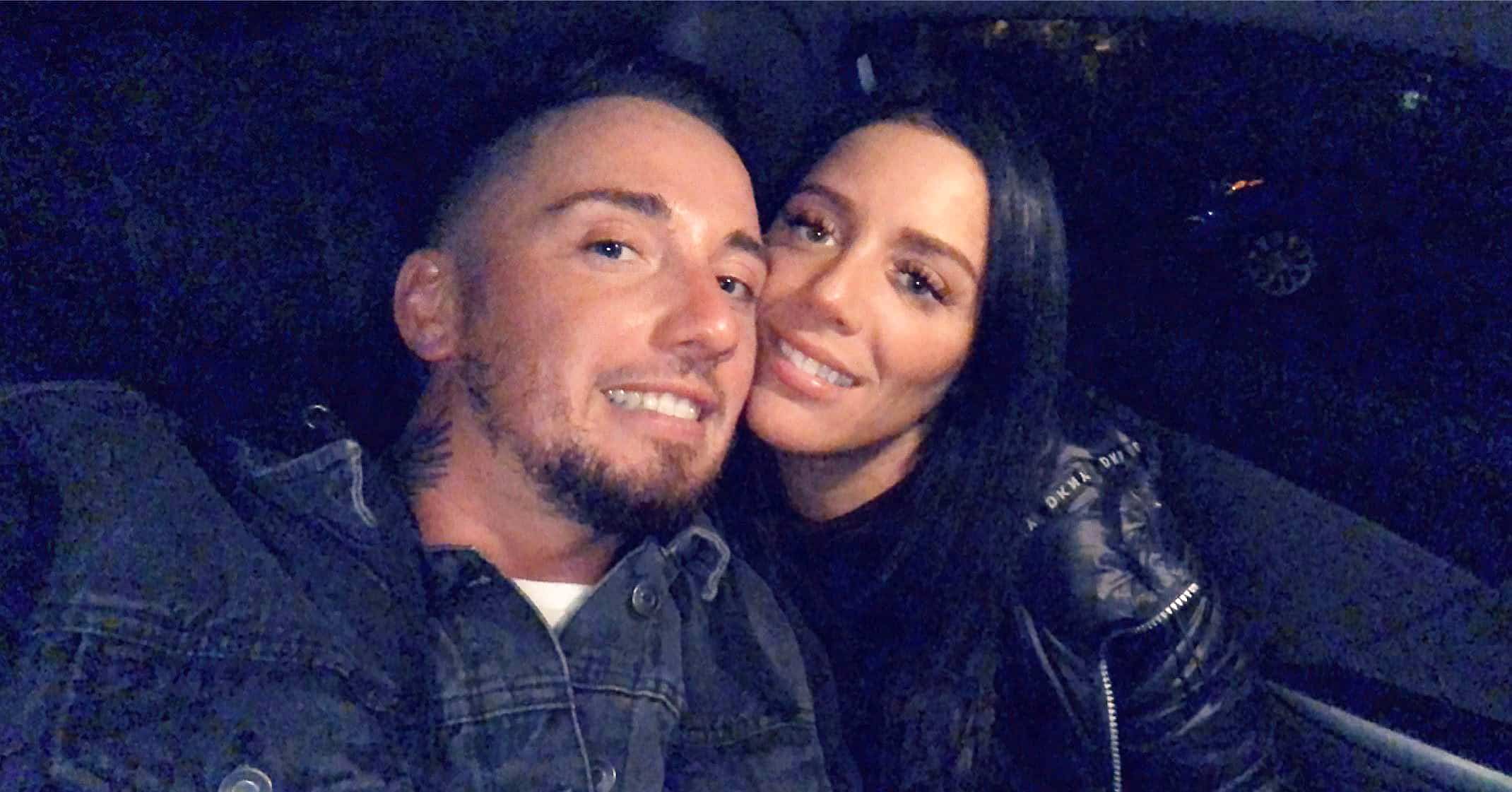 un gars qui marche seul