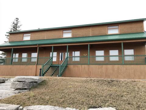 C’est dans le pavillon Louis-Jolliet de Safari Anticosti que l’annonce de la transaction s’est déroulée hier midi.