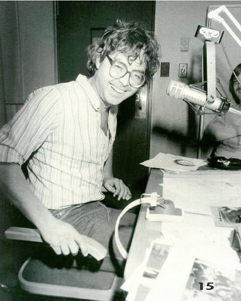 Mario Lirette en ondes à CKMF, en 1982.