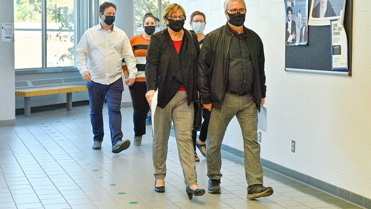 Hommages rendus à Jaël devant un assassin de glace