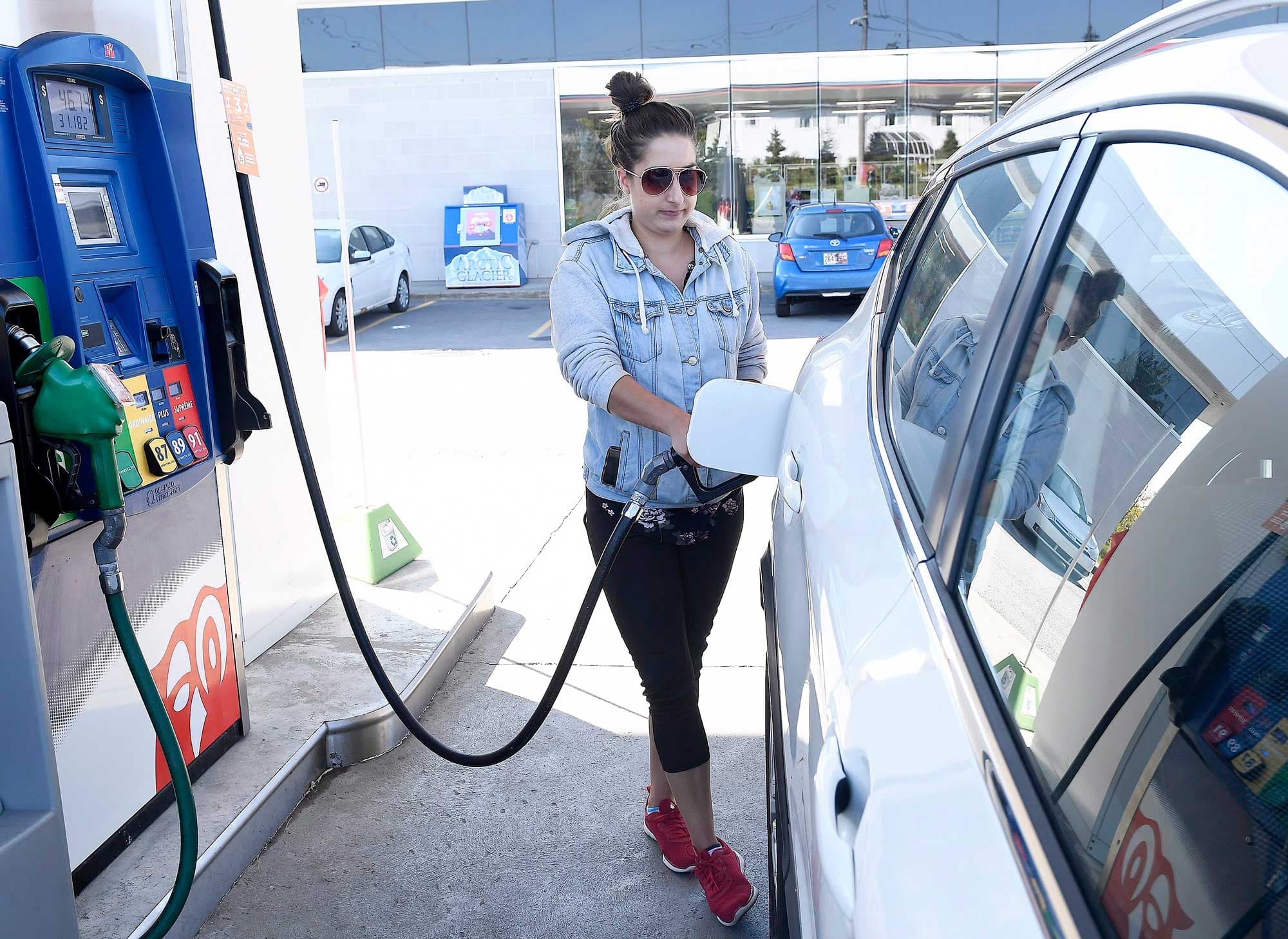 Le prix de l&rsquo;essence &agrave; Qu&eacute;bec fr&ocirc;le le record