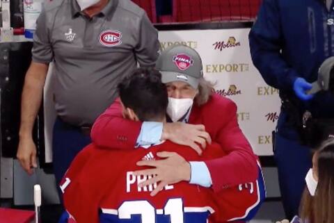 Le DG du Canadien qui fait une chaleureuse accolade à son gardien étoile au terme de la série contre les Maple Leafs de Toronto, l’été dernier.