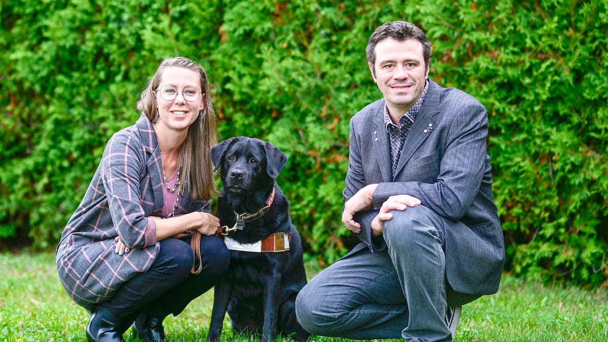 Discriminés à cause de la présence de leur chien Mira