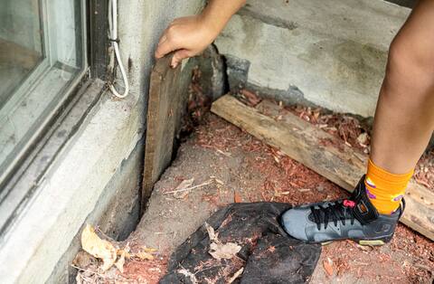 Può inserire un pezzo di legno in questo enorme buco.