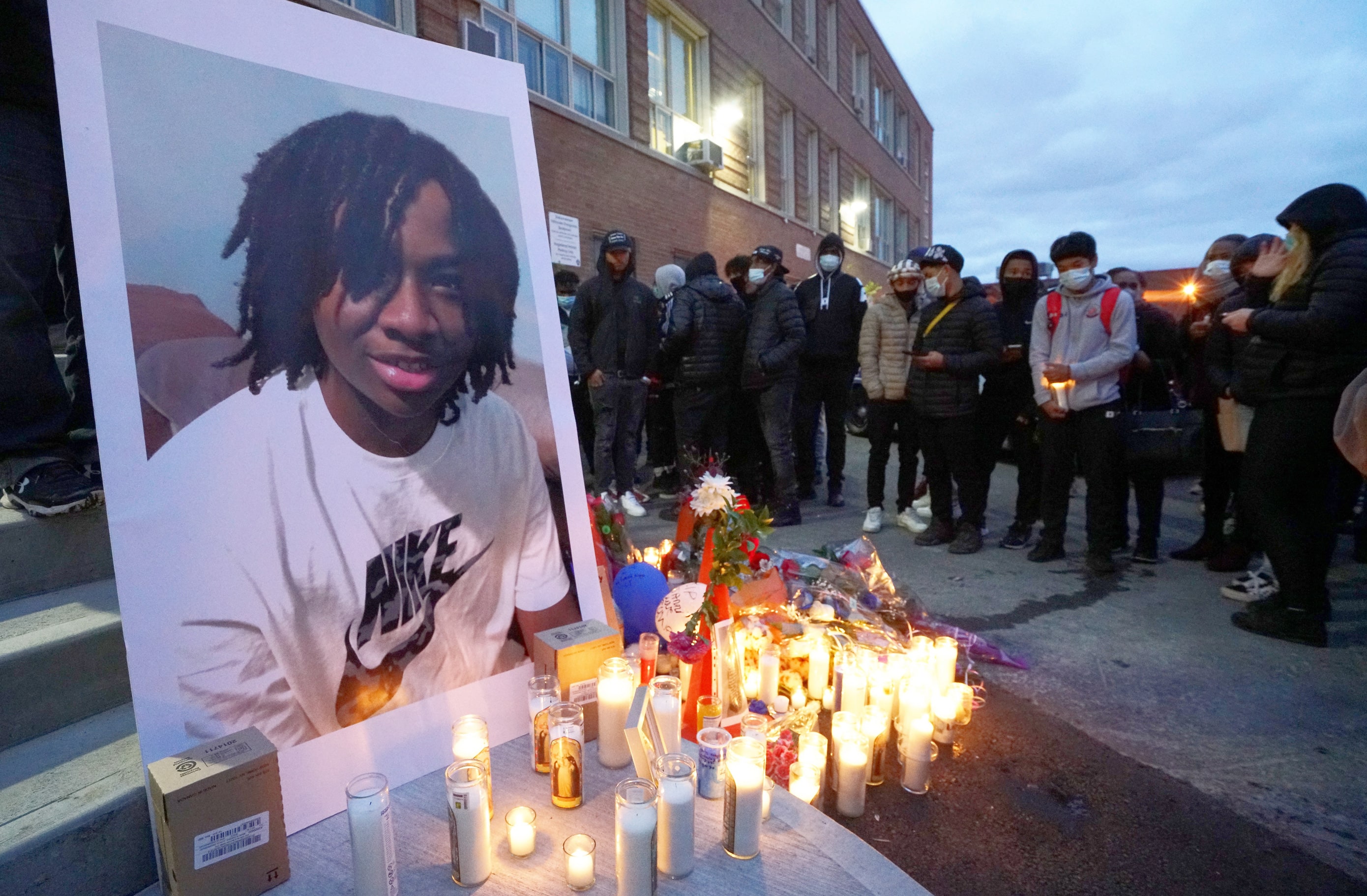 [EN IMAGES] Dernier hommage &agrave; un jeune de 16 ans tu&eacute;
